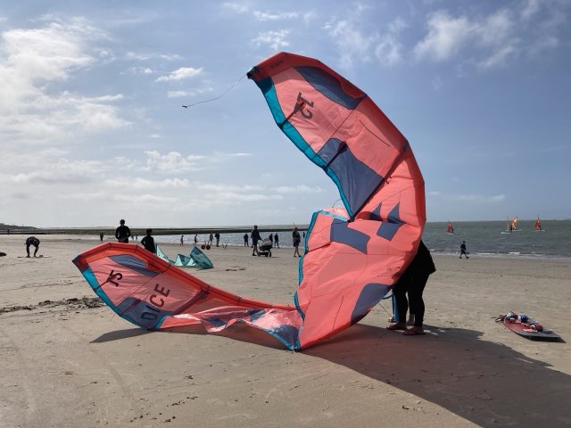 Duotone-Kite beim Aufbau am Strand