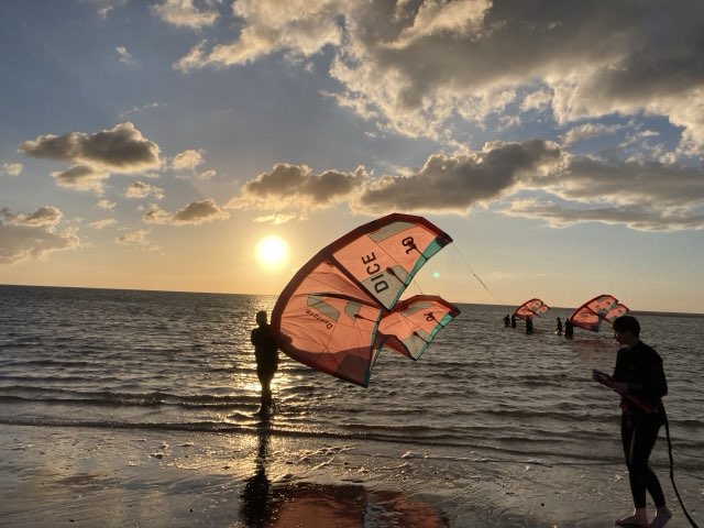 Kites in der Lagune bei Sonnenuntergang