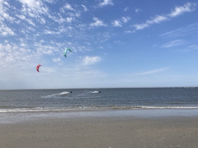 Zwei Kites über der Nordsee vor Baltrum
