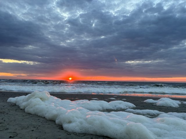 Sonnenuntergang am Nordstrand, Schaum in der Brandung